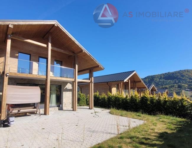 Casă de vacanță modernă P+M (Construcție 2023) – Teren 400 mp, Șemineu & Vedere Panoramică, Rasnov- Glajerie