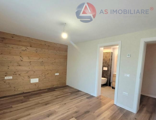 Casă de vacanță modernă P+M (Construcție 2023) – Teren 400 mp, Șemineu & Vedere Panoramică, Rasnov- Glajerie